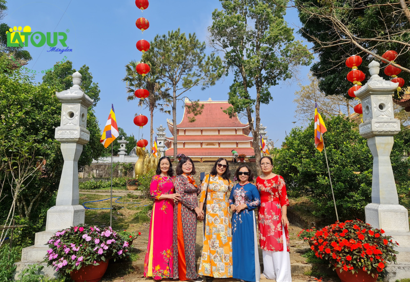 Du khách tham quan chùa Khánh Lâm Măng Đen