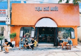 Cà phê Kon Tum view đường phố: Khoảnh khắc thư giãn giữa lòng đô thị.
