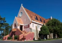 Domain De Marie Đà Lạt: Kiến trúc hồng độc đáo & Lịch lễ