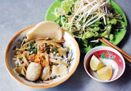 Thưởng thức Bún mắm cua chuẩn vị tại 302 Nguyễn Tất Thành Pleiku