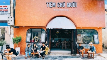 Cà phê Kon Tum view đường phố: Khoảnh khắc thư giãn giữa lòng đô thị.