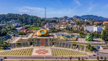 Quảng trường Lâm Viên: Góc sống ảo đẹp mê ly tại Đà Lạt