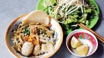 Thưởng thức Bún mắm cua chuẩn vị tại 302 Nguyễn Tất Thành Pleiku