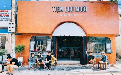 Cà phê Kon Tum view đường phố: Khoảnh khắc thư giãn giữa lòng đô thị.