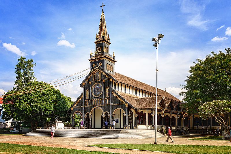 Nhà thờ gỗ Măng Đen