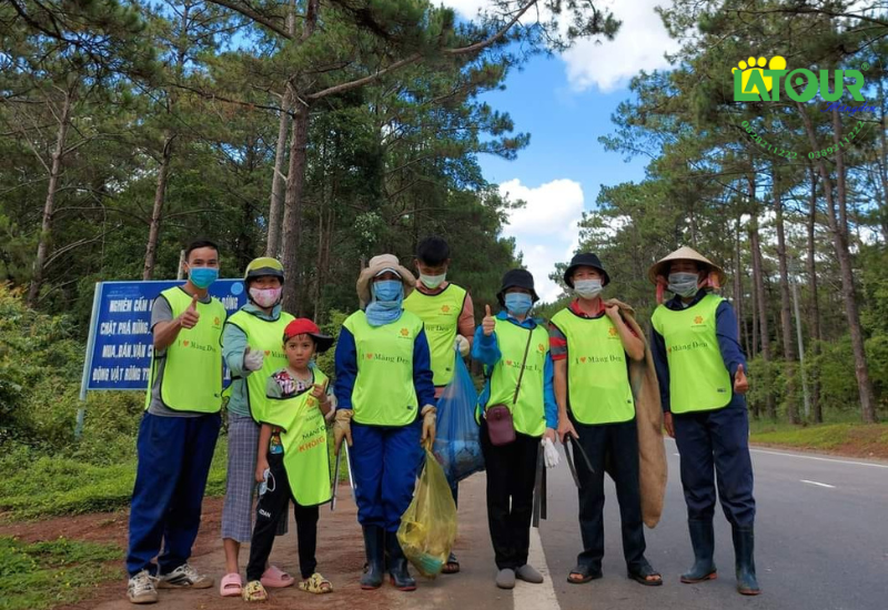 Du khách cùng gia đình Sakura tham gia chiến dịch 'Nhặt rác ở Măng Đen