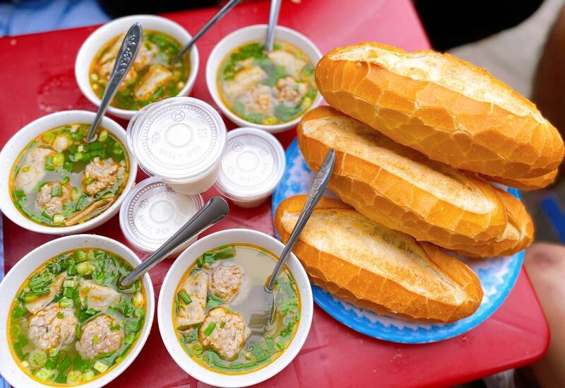 Bánh mì xíu mại Bà Năm
