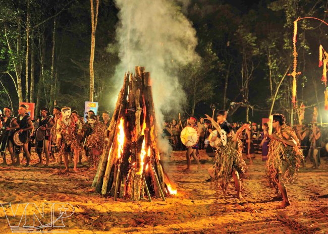 Lửa trại cồng chiêng Măng Đen