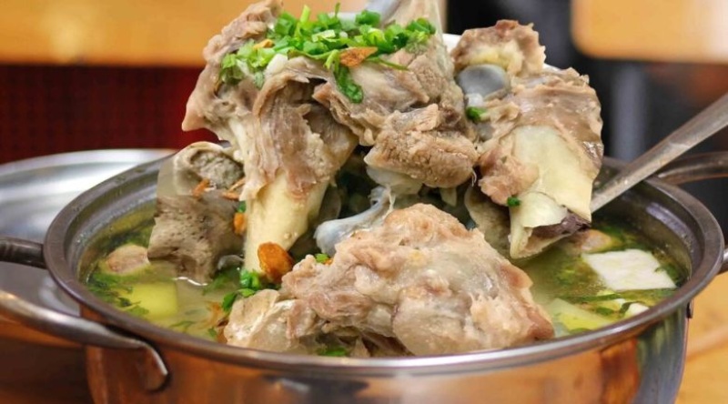 Lẩu xương bò lá rừng