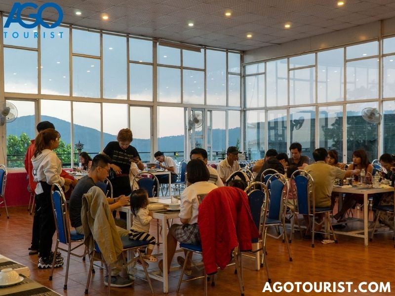 Nhà Hàng Trên Đỉnh Đồi Trăng