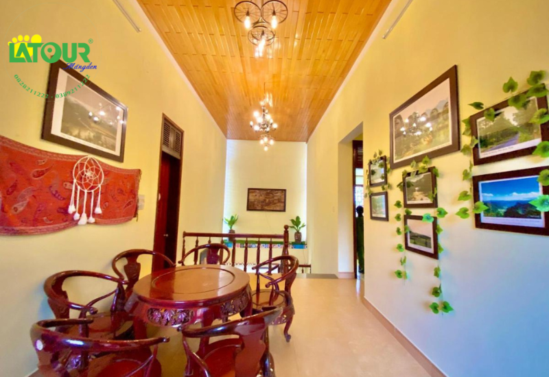Phòng chờ tiếp khách tại HeniSi Homestay Măng Đen