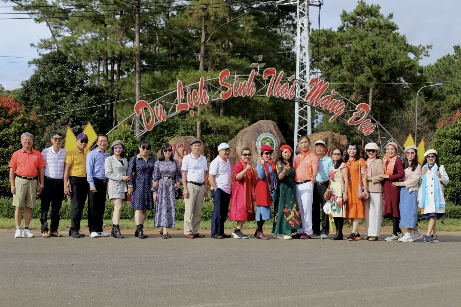 Đoàn Latour chụp ảnh lưu niệm